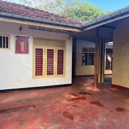 Resthouse Vavuniya Hotel Bagian luar foto