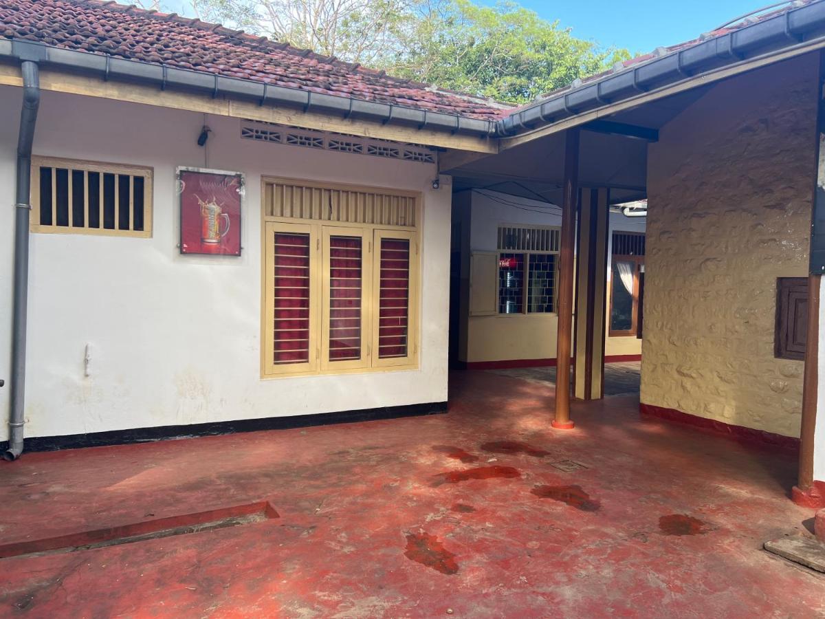 Resthouse Vavuniya Hotel Bagian luar foto