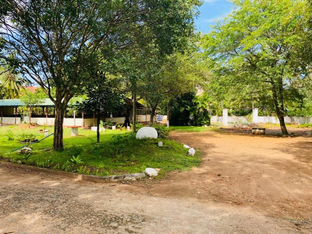 Resthouse Vavuniya Hotel Bagian luar foto