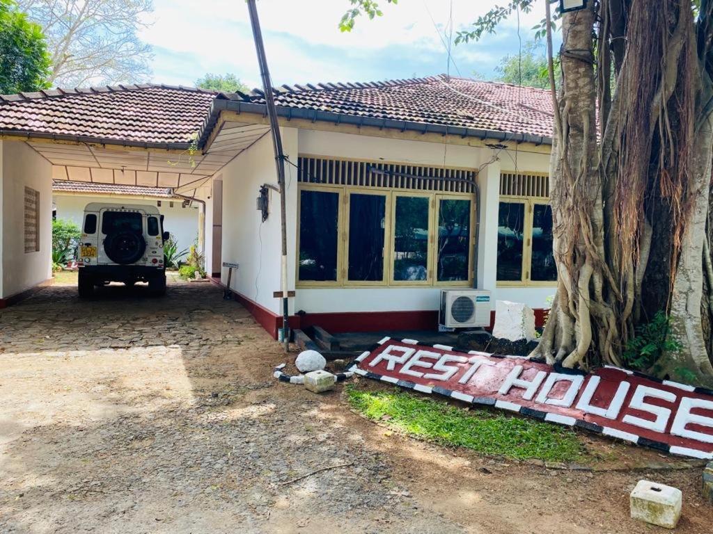Resthouse Vavuniya Hotel Bagian luar foto