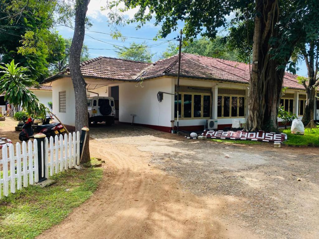 Resthouse Vavuniya Hotel Bagian luar foto